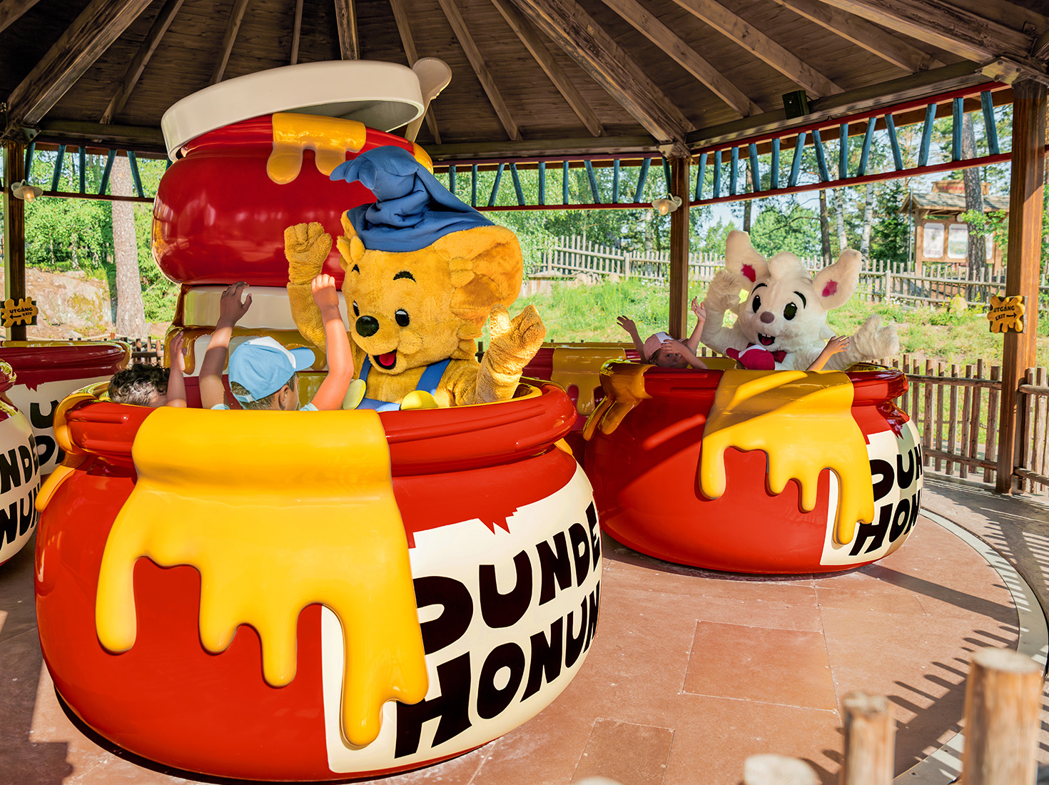 Kolmården, bamse huvipuistolaitteessa.