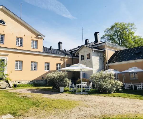 Seilin vanha keltainen kivirakennus.