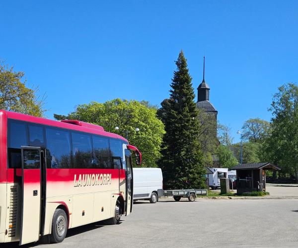 Launokorven punavaalea bussi parkissa.