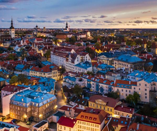 Tallinnan vanhakaupunki iltavalaistuksessa korkealta kuvattuna.