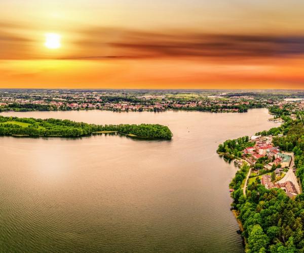 Masurian järvialueen maisemaa auringonlaskun aikaan.