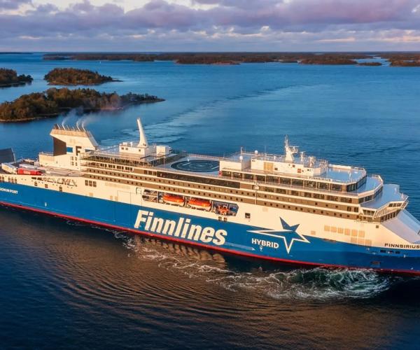 Finnlines Finnsirius ilmasta kuvattuna.