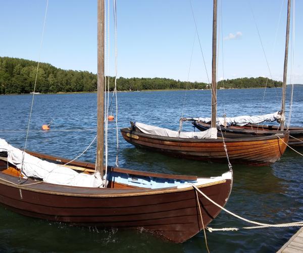 Puisia purjepaatteja Saariston Rengastiellä.