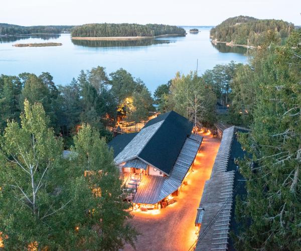 Herrankukkaro ja saaristo ilmasta kuvattuna.