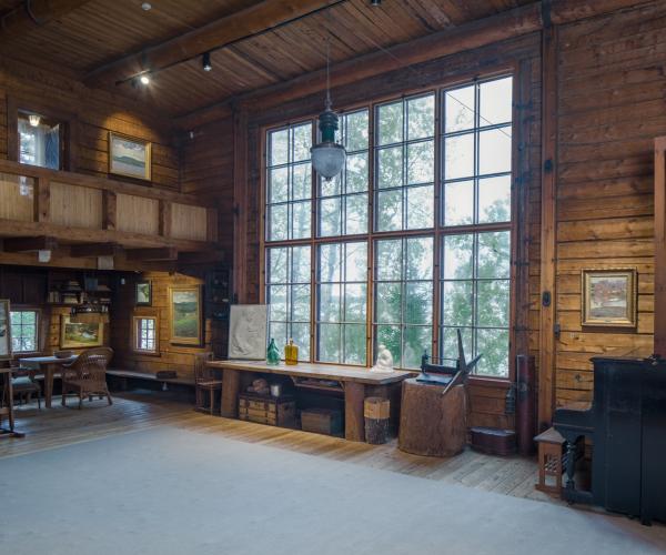 Taiteilijan työtilan suuret ikkunat.