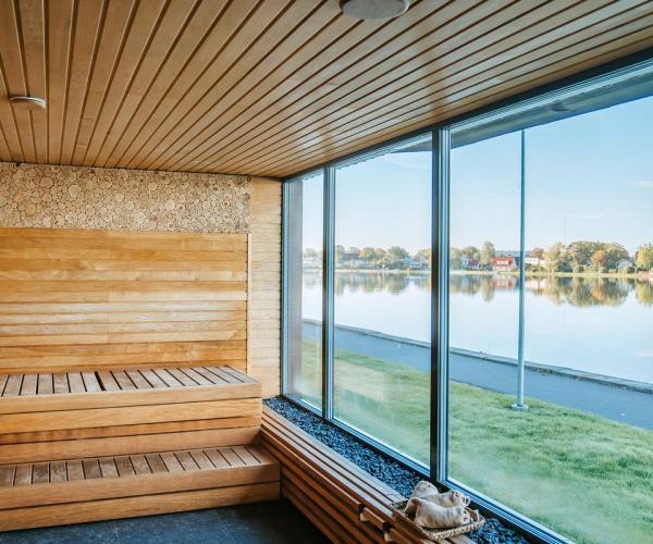 Hestia Hotel Haapsalun sauna ja isot ikkunat merelle.