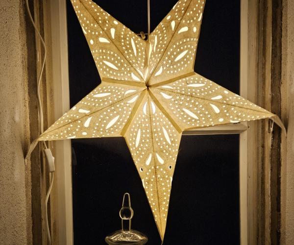 Valotähti ikkunassa.