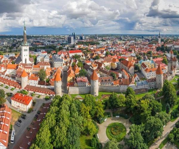Tallinnan vanhakaupunki muurien ympäröimänä.