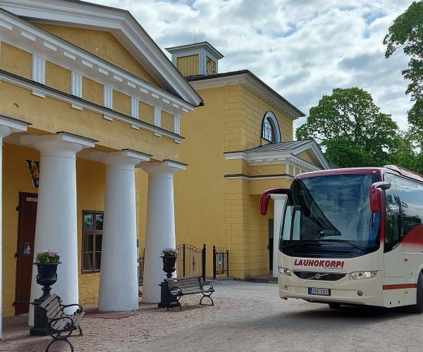 Launokorven bussi Wiurilan kartanon edessä.
