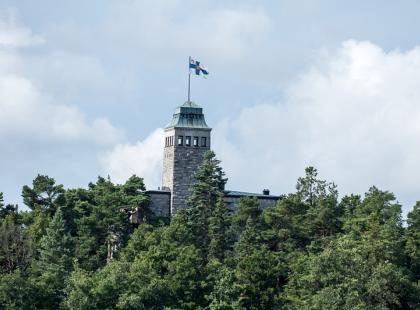 Kultarannan siluetti ja lippu liehuu (c) Visit Naantali