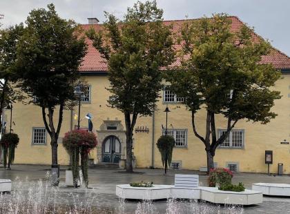 Kuressaaren Raatihuone, joka on vanha, keltainen kivirakennus.