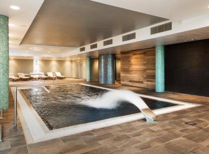 Georg Ots Spa Hotellin sisäallas ja hierontasuihku altaalla