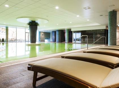 Georg Ots Spa Hotellin sisäuima-allas ja lepotuoleja