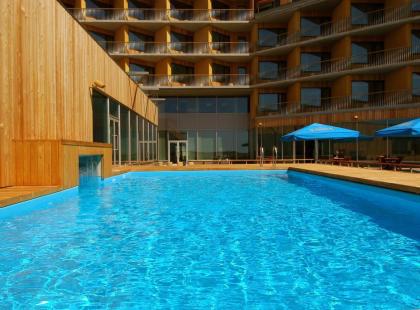 Georg Ots Spa Hotellin ulkouima-allas auringonpaisteessa
