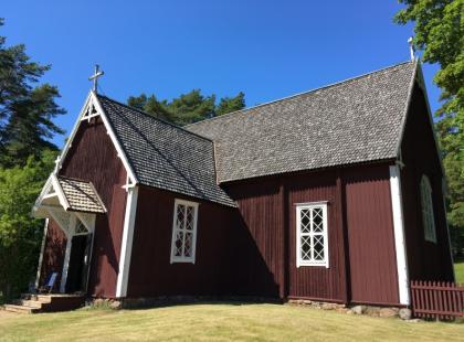 Seilin punamullalla maalattu puukirkko.