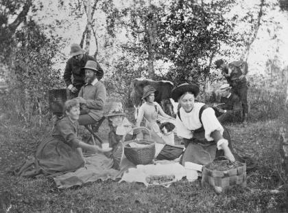 Önningebyn taiteilijoita mustavalkoisessa valokuvassa 1900-luvun vaihteesta.