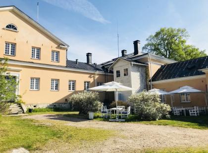 Seilin vanha keltainen kivirakennus.