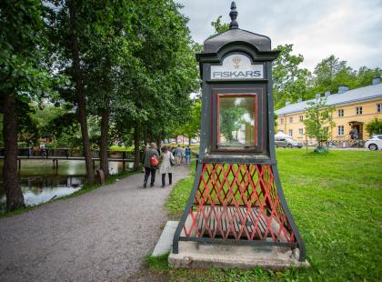 Fiskarsin ruukin vanha koristeellinen puhelinkoppi.
