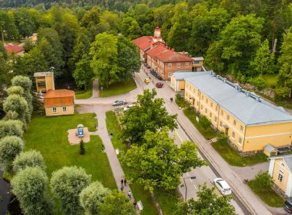 Fiskarsin ruukkikylän rakennuksia ilmakuvassa.
