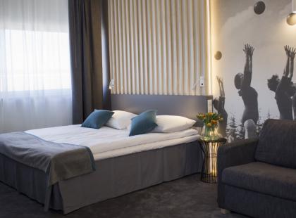Kalev Spa hotellin kahden hengen huone parisängyllä ja voimistelijatapetilla.