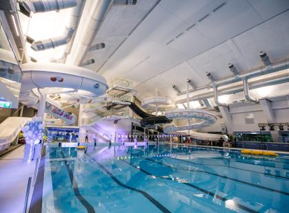 Kalev Spa hotellin iso sisäuima-allas ja vesiliukumäkiä.