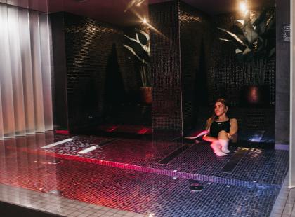 Kalev Spa hotellin Oasis saunassa nainen matalassa altaassa.