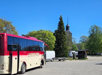 Launokorven punavaalea bussi parkissa.