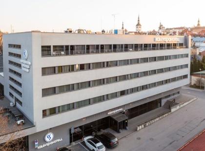 Kalev Spa hotellin valkoinen rakennus ulkoa.