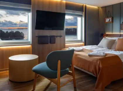 Ikkunallinen Comfort-hytti parisängyllä.