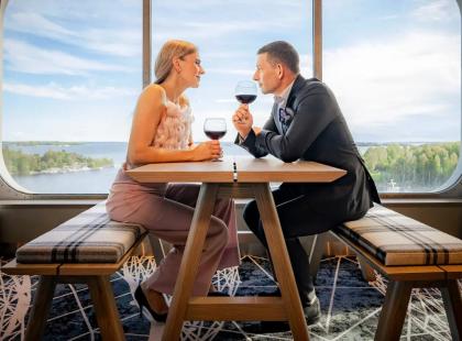 Pariskunta laivalla viinilasillisella.