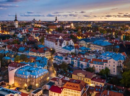 Tallinnan vanhakaupunki iltavalaistuksessa korkealta kuvattuna.