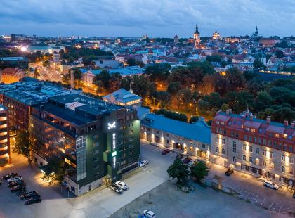Metropol Hotelli, taustalla Tallinnan Vanhakaupunki. Kuva hotellin kuvapankista.