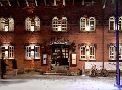 Ravintola Myllärit punatiilinen julkisivu.