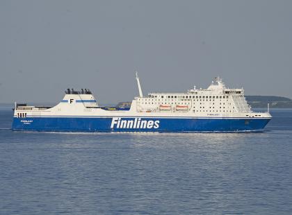 Finnlines Finnlady sinivalkoinen alus merellä.