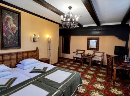 Hotel Zamek Rynin kahden hengen huone kuviollisella lattiamatolla.