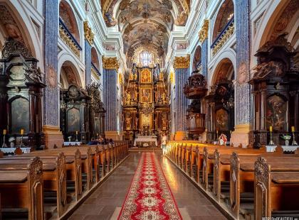 Swieta Lipkan barokkibasilikan komea kirkkokäytävä.