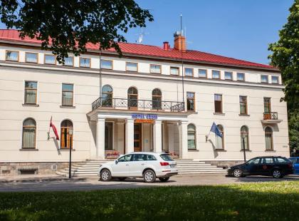 Hotel Cesisin kivirakennus.