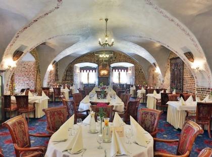 Hotel Zamek Rynin holvikaarinen ravintolasali.