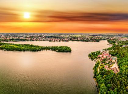 Masurian järvialueen maisemaa auringonlaskun aikaan.