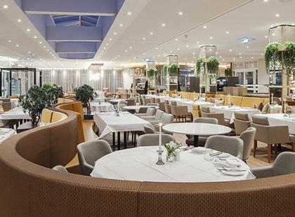 Otseehotel Ahlbeckin ravintolasali.