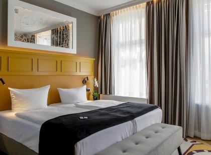 Otseehotel Ahlbeckin kahden hengen modernihuone.