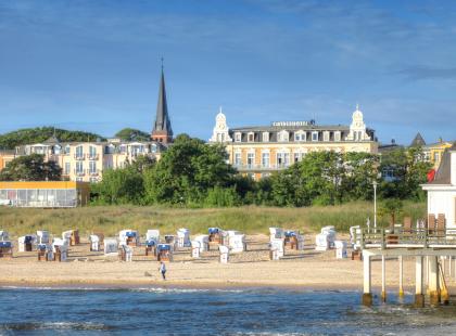 Otseehotel Ahlbeck hiekkarannan ja puiden takana.