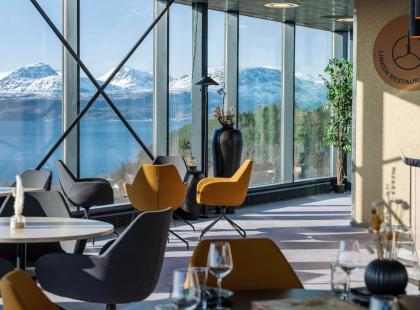 Quality Hotel Grand Royalin ravintola suurilla maisemaikkunoilla.