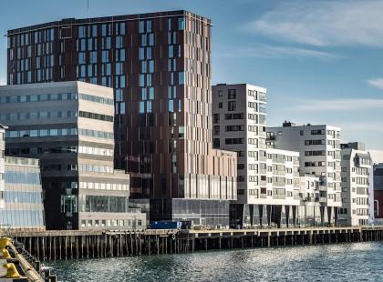 Quality Hotel Ramsalt Bodøn moderni rakennus vuonon äärellä.