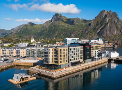 Thon Hotel Svolværin rakennus vuonon äärellä vuorien ympärillä.