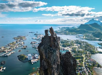Svolværssa vuoren huipun takana vuonomaisema.
