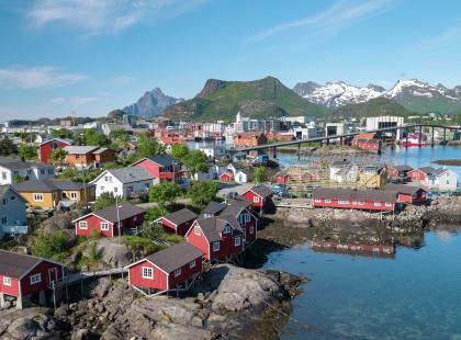 Svolværissa kalastajakylä vuonon juurella vuorien ympärillä.