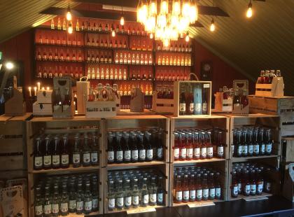 Amalias Limonadfabrik - juomapulloja hyllyillä