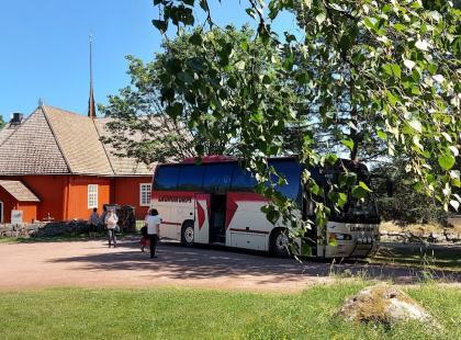 Houstkärin kirkko ja bussi.