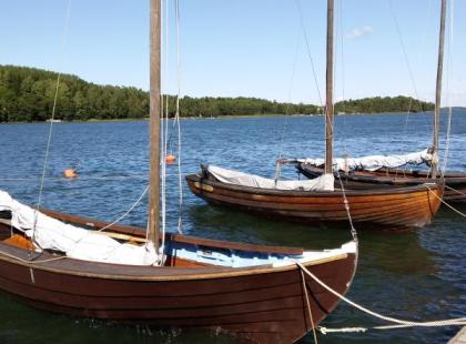 Puisia purjepaatteja Saariston Rengastiellä.